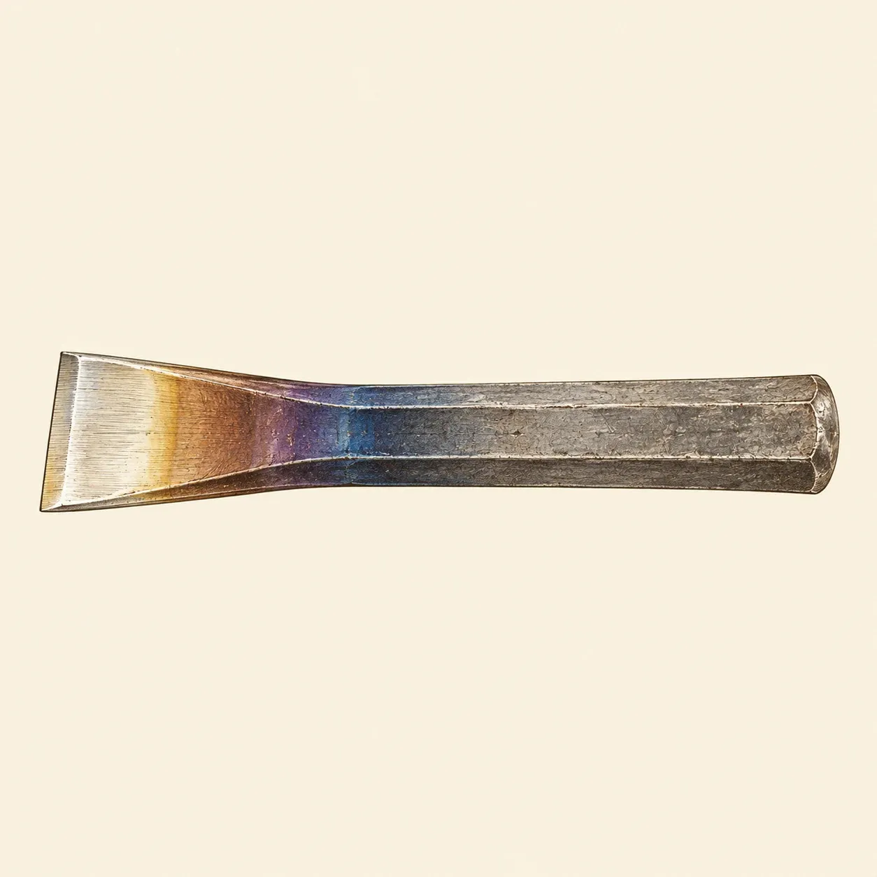 Ein Flachmeißel mit Streifen von Anlassfarben, blasses Strohgelb an der Schneide, dann Braun, Purpur und Blau zum Schaft hin